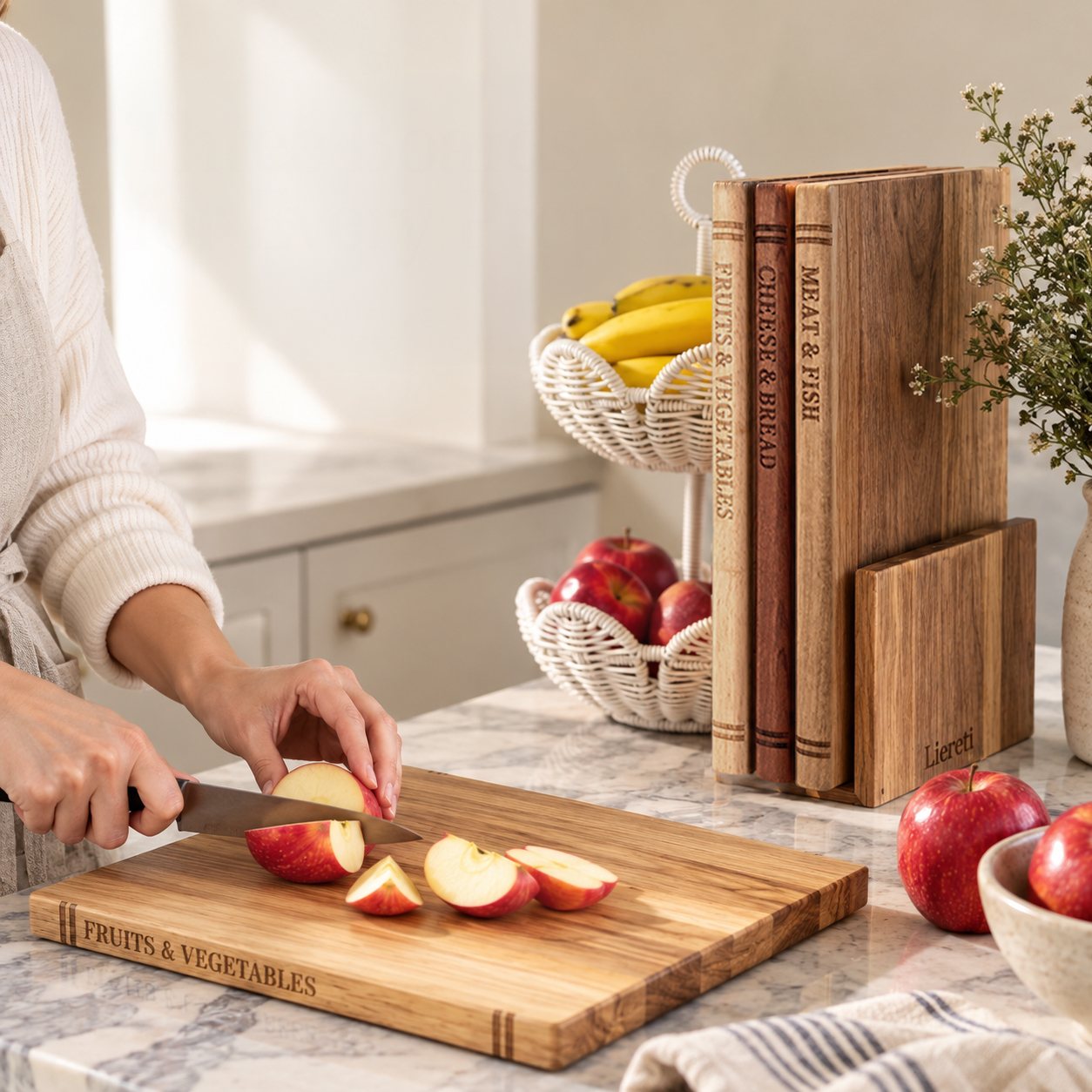 Cutting apples on the Liereti Fruits and Vegetables board